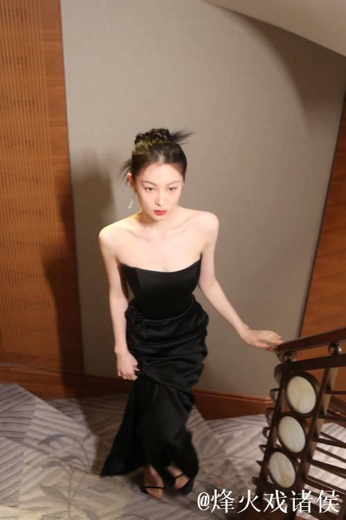 李嘉鑫现身大眼杯表彰小会造型吸睛 李嘉鑫现身大眼杯表彰小会造型吸睛